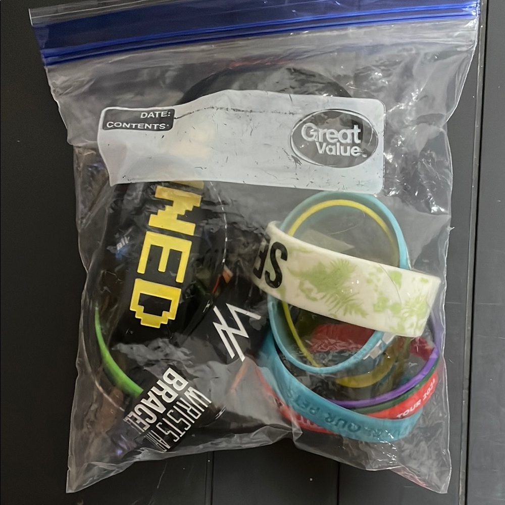 Pack of rubber band music bracelets